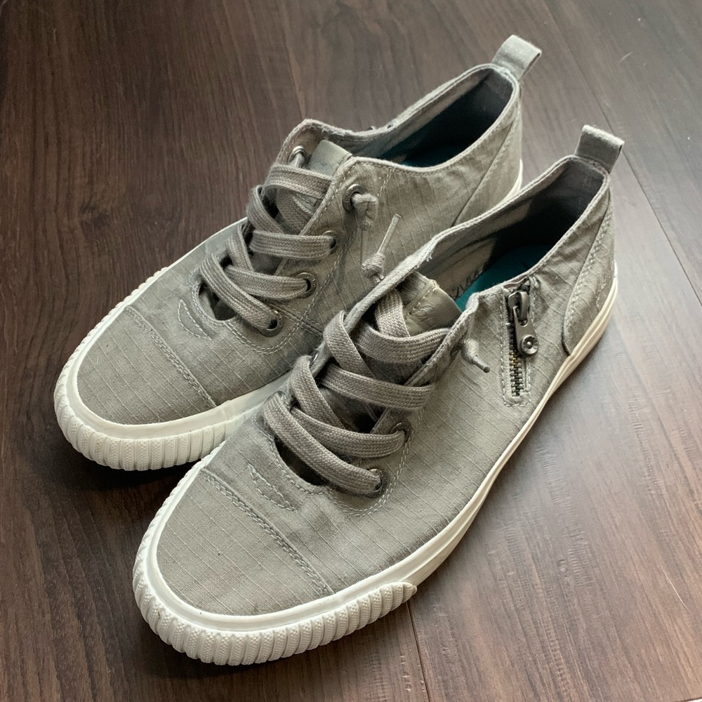 Women’s Blowfish Sneaker- New
